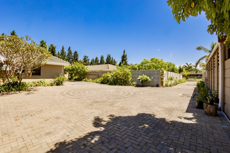 6 Bedroom Property for Sale in Schoongezicht Western Cape